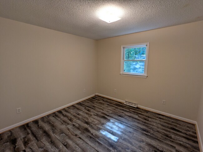 Building Photo - 325 Reeceburg Rd SE