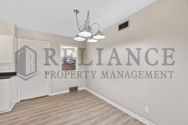 Building Photo - 3240 S Custer Ave