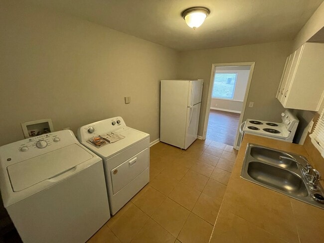 Building Photo - Charming 3 Bedroom Home Just Outside Uptown!
