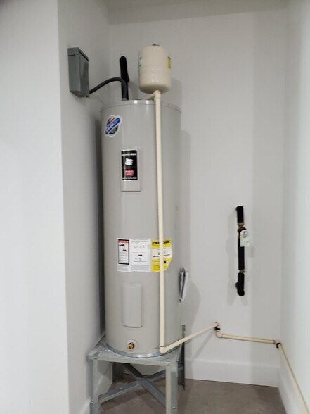 Building Photo - 818 Berry Rd