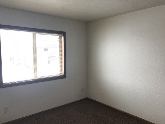 Building Photo - 2 Bed/1.5 Bath Townhome For Rent!