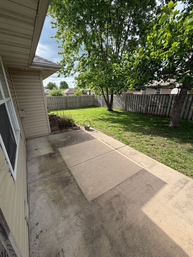 Building Photo - 985 W Linwood Ave