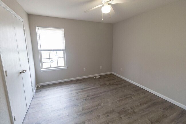 Building Photo - 5305-5307-5307 Currituck Ln