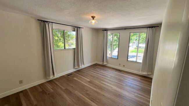 Building Photo - 1597 Navajo Dr