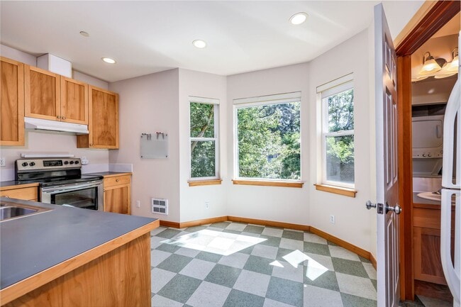 Building Photo - August Rent 50% Off  - Courtyards Condominium unit in Town