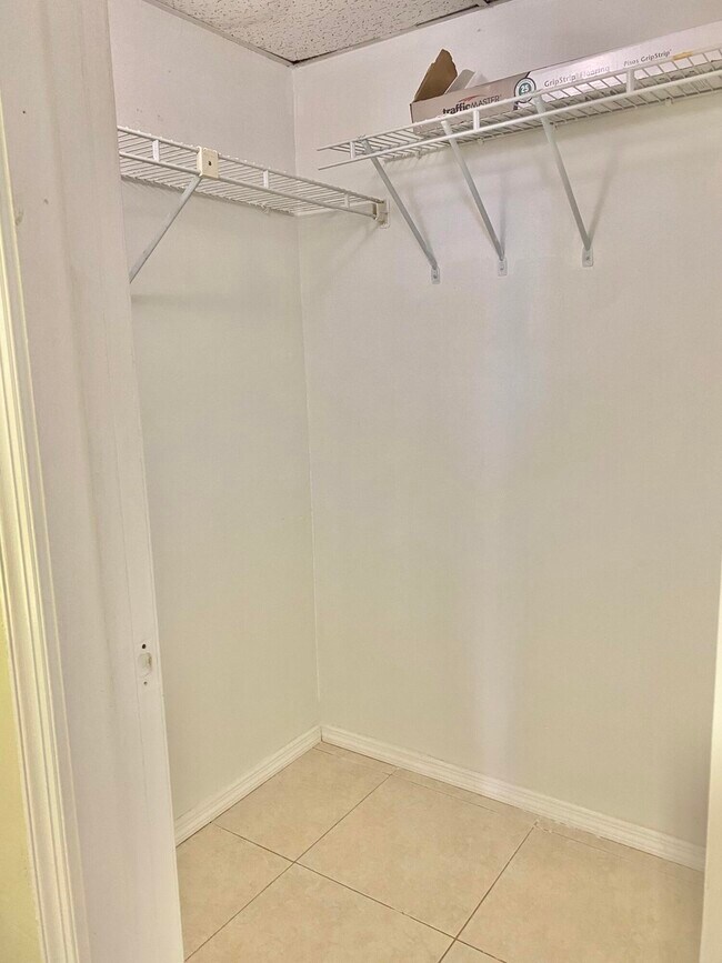 Building Photo - 4325 Oak Terrace Dr