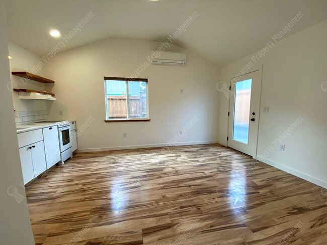 Building Photo - Cute newer built ADU near Downtown Bend