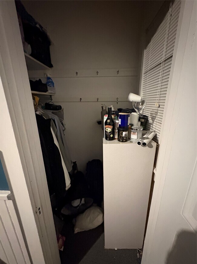 Building Photo - 121 Oak St