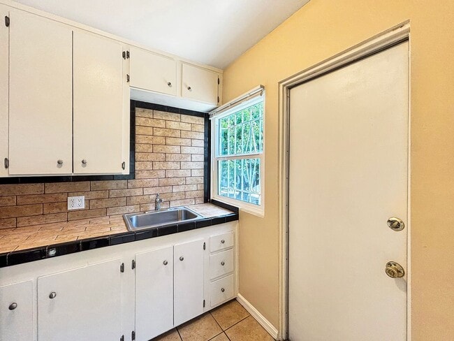 Building Photo - Charming 1BD/1BA Home in Golden Hill W/ Fu...