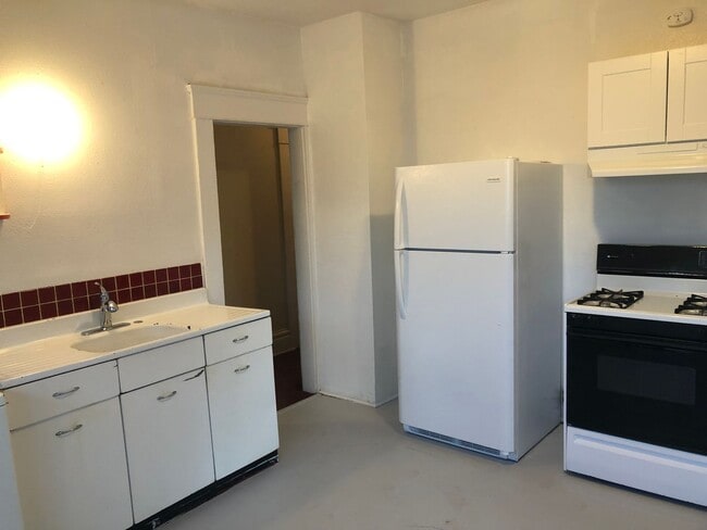 Building Photo - Large 4 bed/2 bath Farm House on River Rd. MOVE IN SPECIAL!