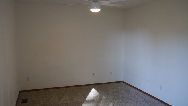 Building Photo - 4 Bed, 3 Bathroom House with Fenced in Bac...