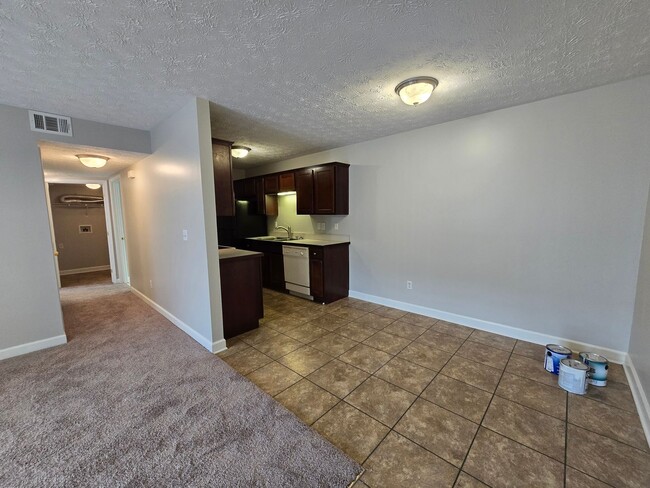 Building Photo - Available IMMEDIATELY!! Updated, 2 Bedroom...