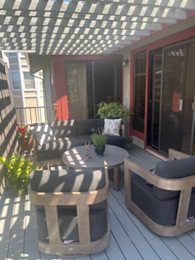 Building Photo - Welcome to this charming 1-bedroom, 1.5 bathroom home with an Office