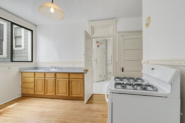 Building Photo - Large, pet friendly 2BR with hardwood floors and laundry in unit