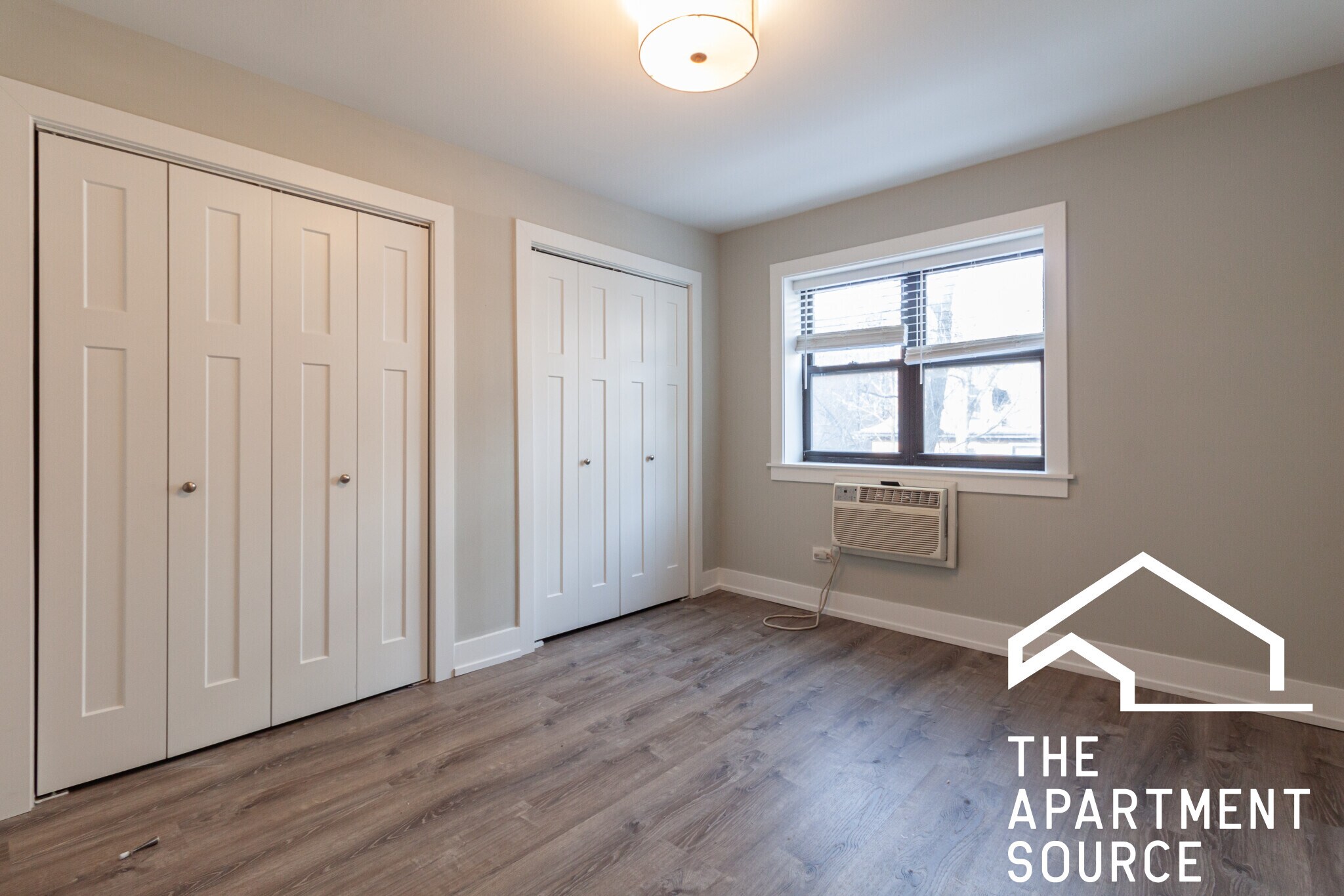 Building Photo - 454 W Barry Ave