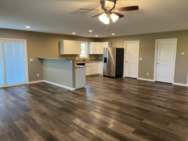 Building Photo - 118 W Cedar Ln