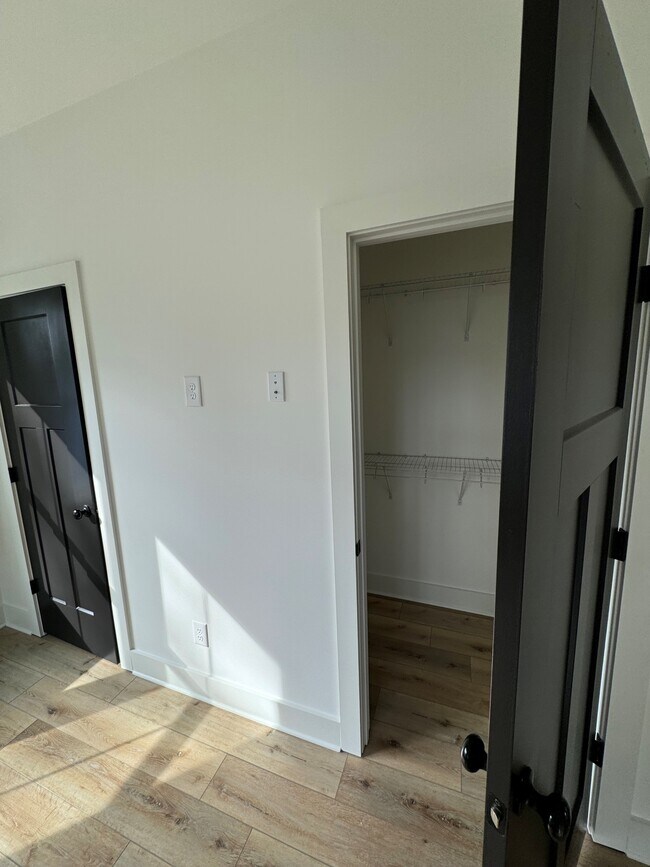 Building Photo - 509 Rosedale Ave
