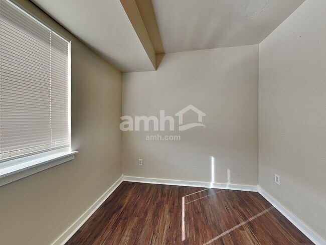 Building Photo - 1327 Whitehouse Ave