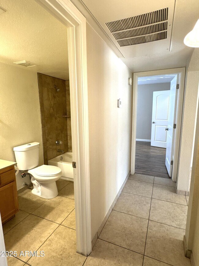 Building Photo - 925 S Longmore