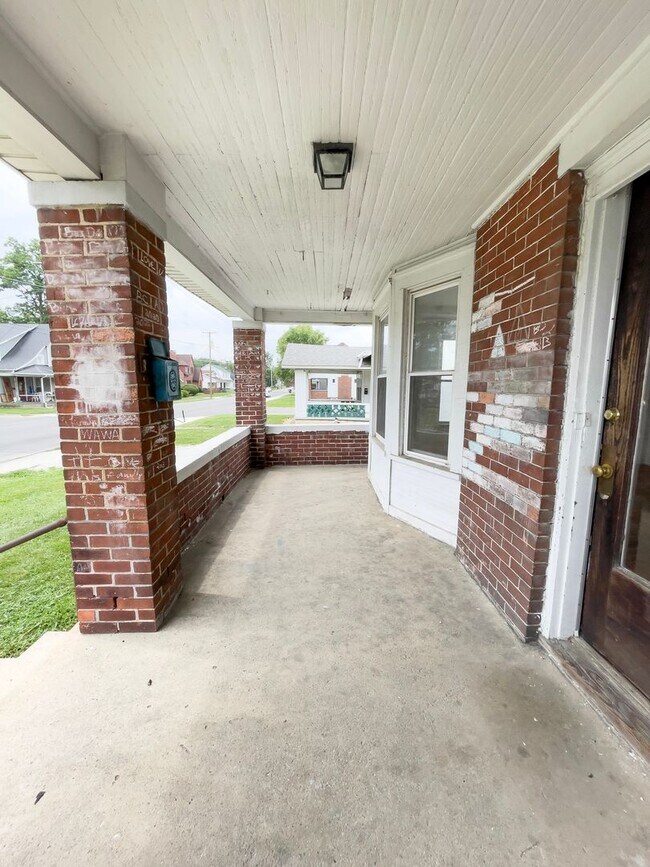 Building Photo - Space, Comfort & Location—Minutes from Ball State