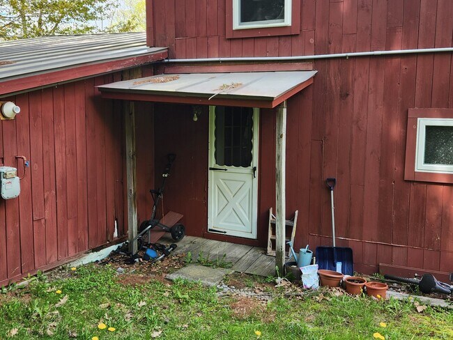 Building Photo - 562 New Hampshire Rte 103
