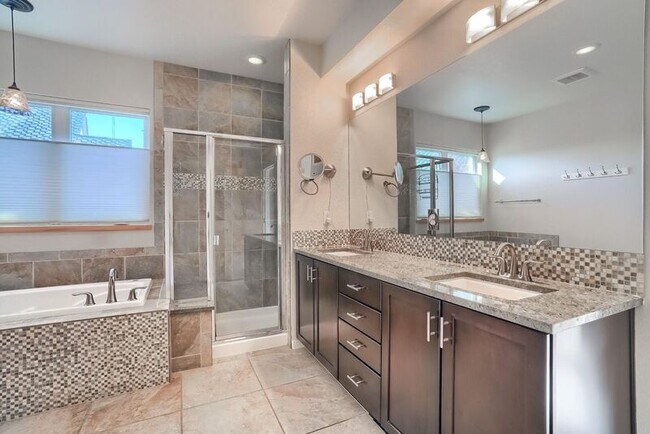 Building Photo - 2421 Rose Ct