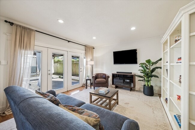 Building Photo - 825 Merrill St