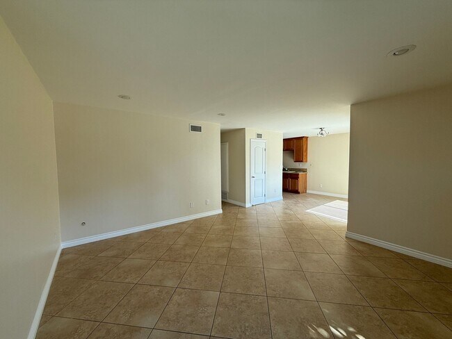 Building Photo - 3 Bedroom Condo for Lease with a 1 Car Garage