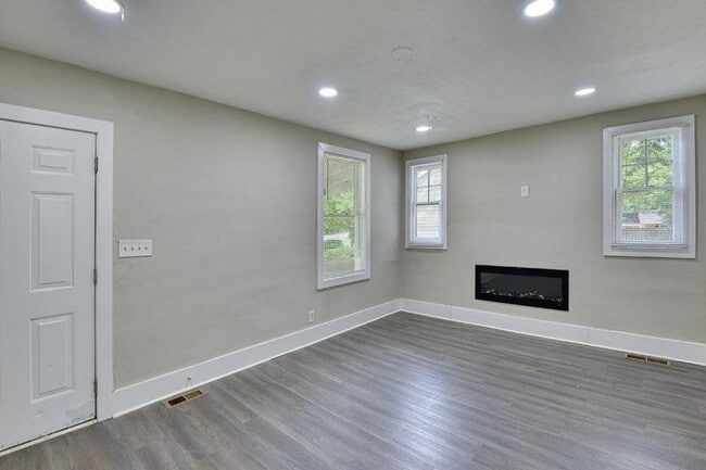 Building Photo - 1888 Vesta Ave