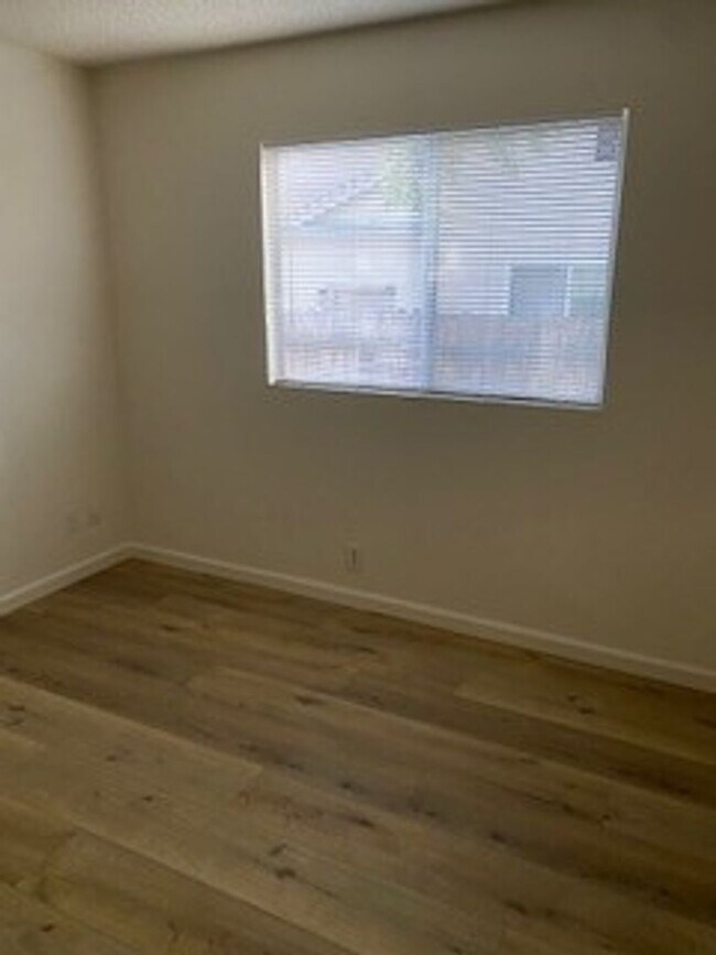 Building Photo - 800 Dogwood Cir