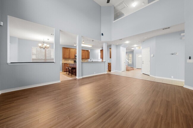 Building Photo - Amazing Pool. stunning 5bed, 3bath, 3Car G...