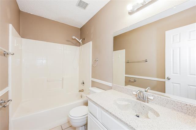 Building Photo - 400 Moss Hill Dr