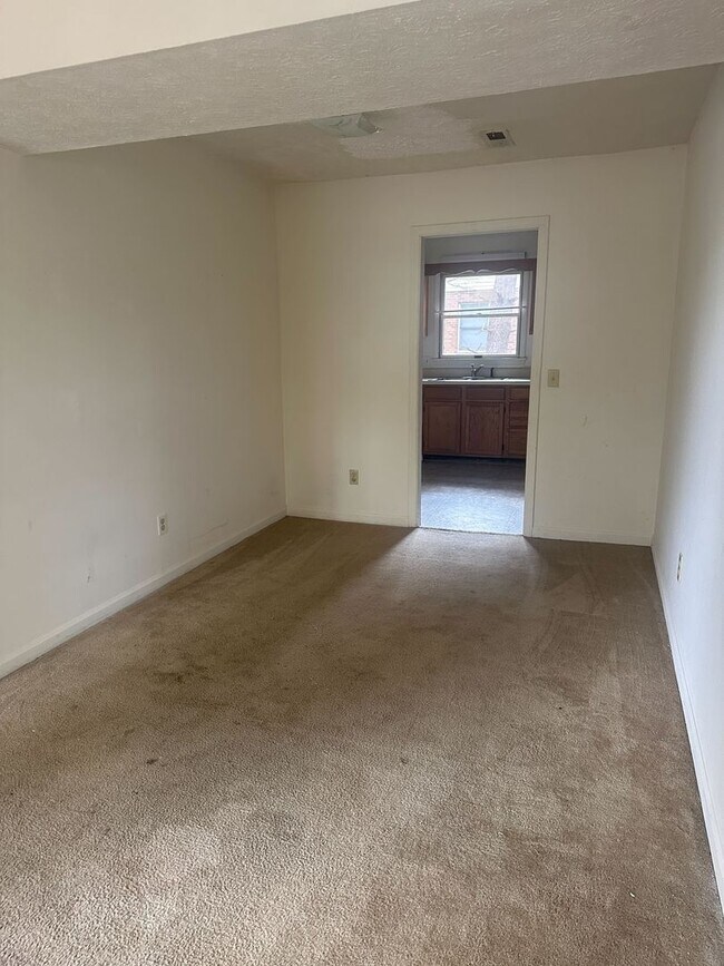 Building Photo - Renovated Home Near Virginia Tech