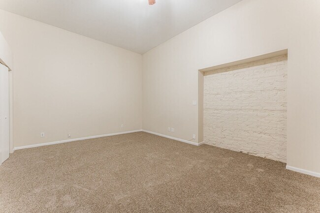 Building Photo - 2120 W Grand Ave