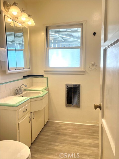 Building Photo - 810 E Tujunga Ave