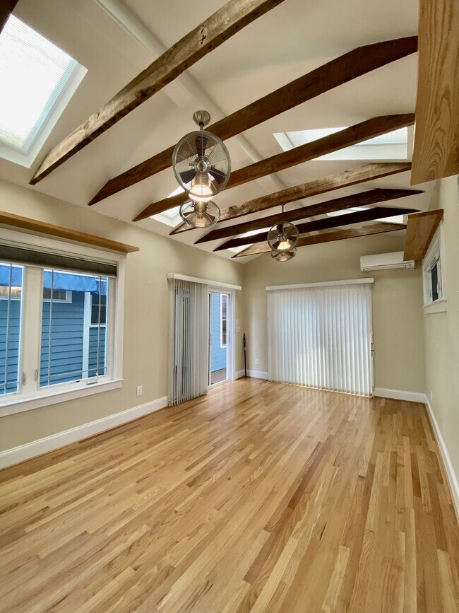 Building Photo - 305 Mallard Ave