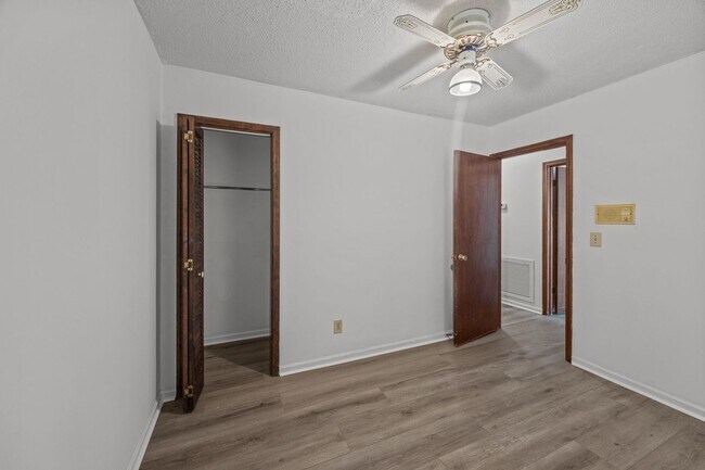 Building Photo - Charming Rental in Central Location
