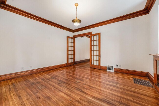 Building Photo - 572 Madison Ave SE