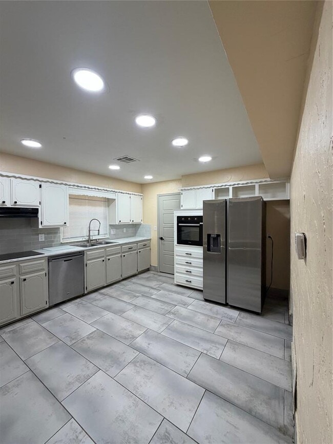 Building Photo - 237 E Mohr Ln