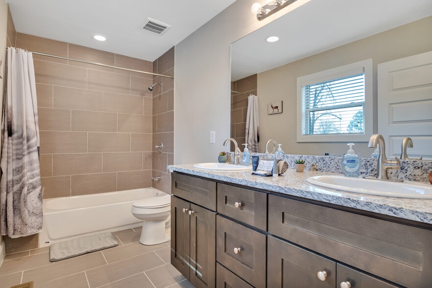 Building Photo - 764 Mary Ln