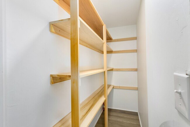 Building Photo - 2BR Upstairs Unit with Mountain Views & Private Yard – Tacoma Living at Its Best