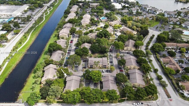 Building Photo - 3047 N Oakland Forest Dr