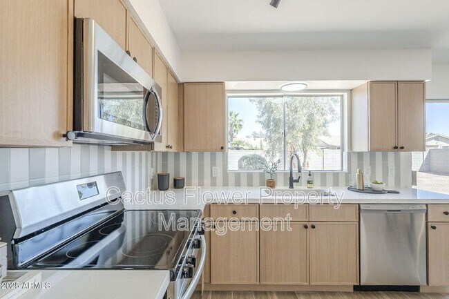 Building Photo - 1708 W Estrella Dr