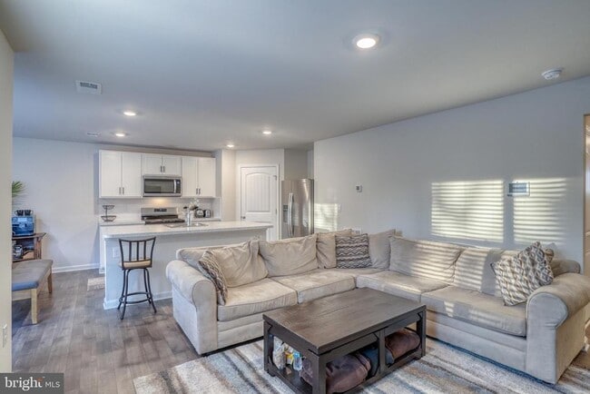 Building Photo - 124 Currant Cir