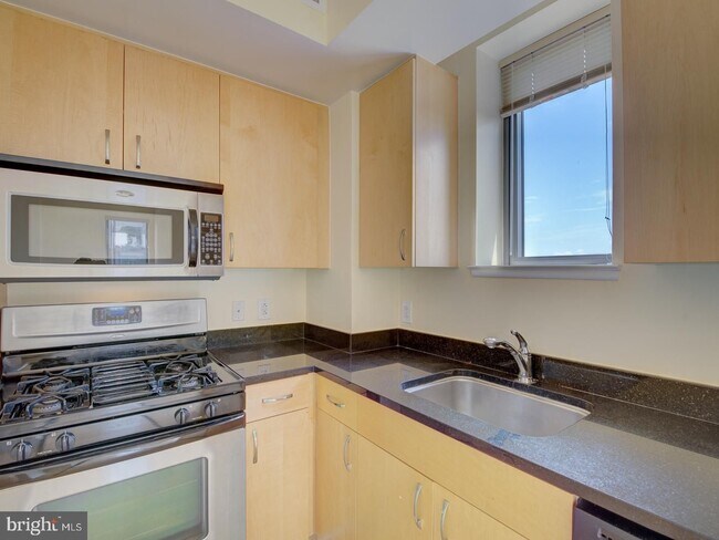 Building Photo - 475 K St NW