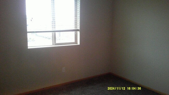 Building Photo - MOVE IN SPECIAL!! Spacious 3 bed 2.5 bath townhouse