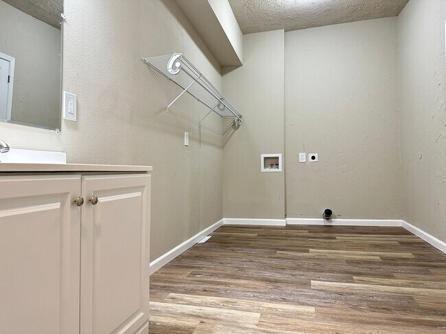 Building Photo - 4 Bedroom 2 Bathroom Home in Winterset