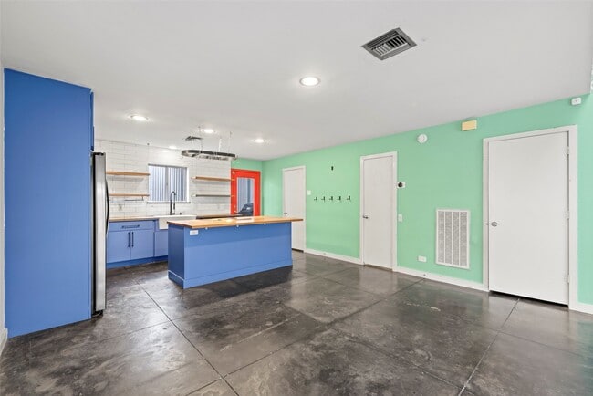 Building Photo - 5221 Blossom St