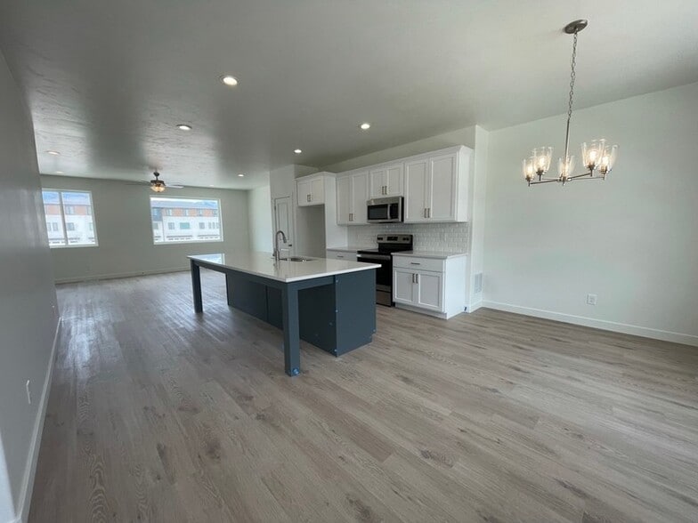 Building Photo - 369 S 900 W