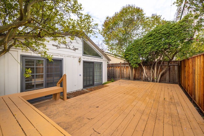 Building Photo - Charming 3 Bed, 2 Bath Single Story Home - Available Short Term!